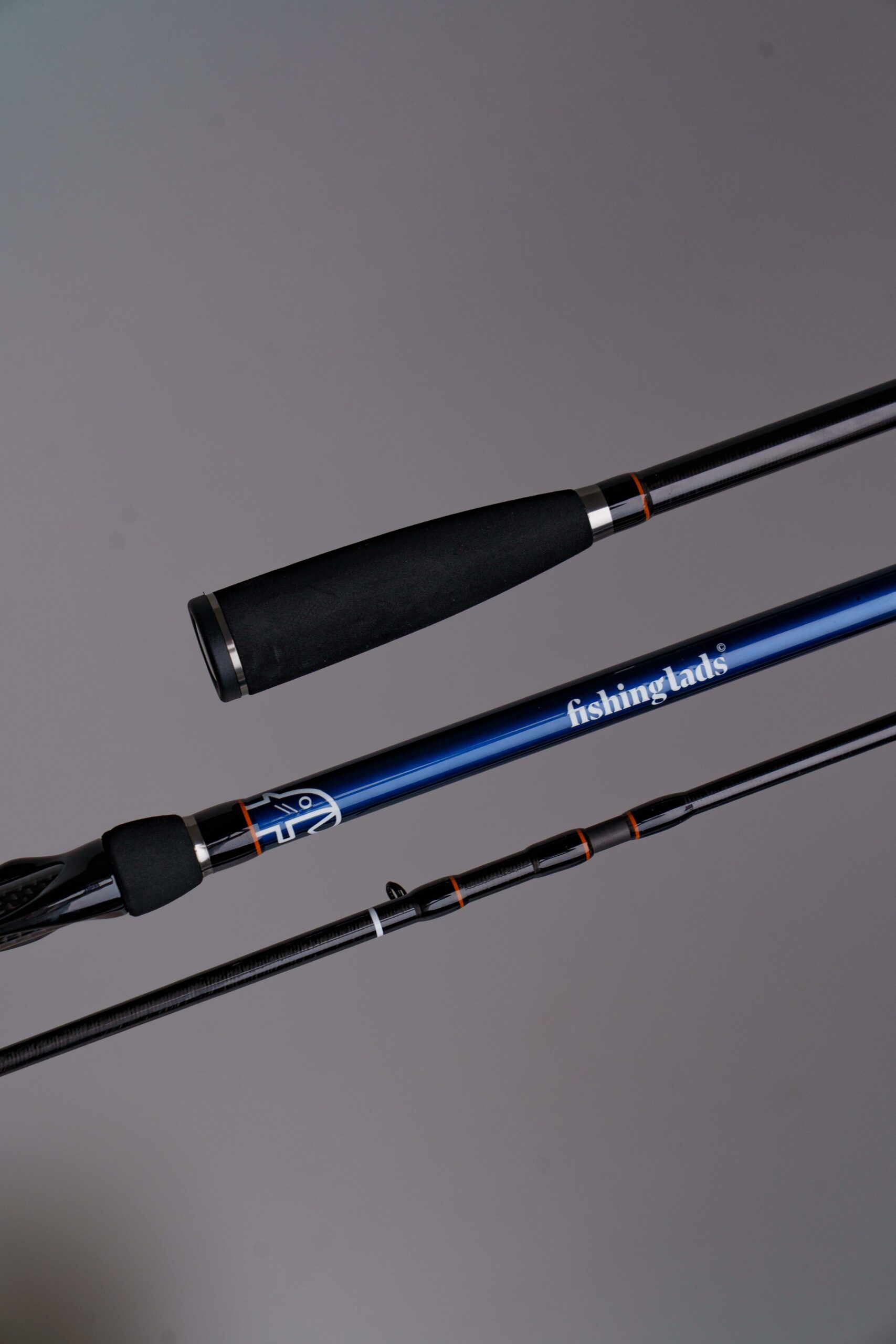 Modulare Segmente der lad one® Angel Reiserute von fishingLads auf grauem Hintergrund