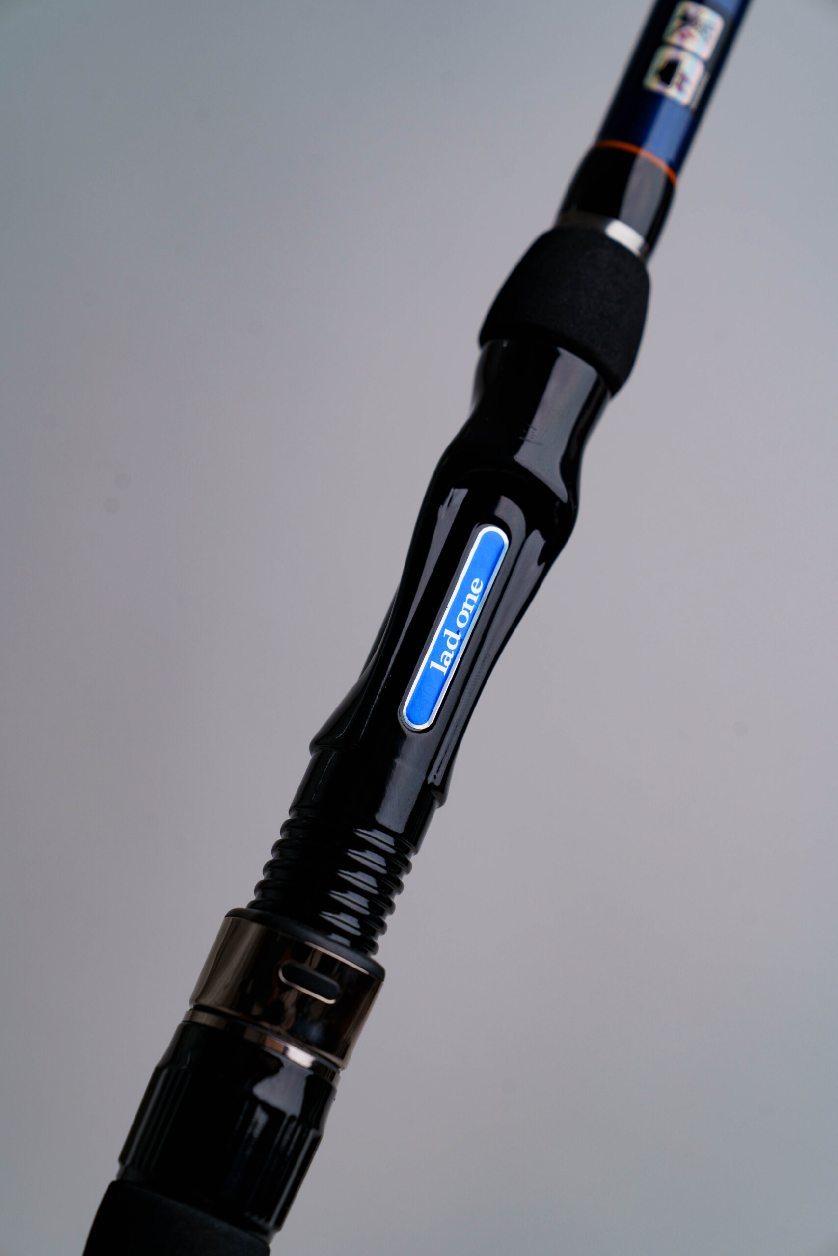 Detailaufnahme des Rollenhalters der lad one® Angel Reiserute von fishingLads